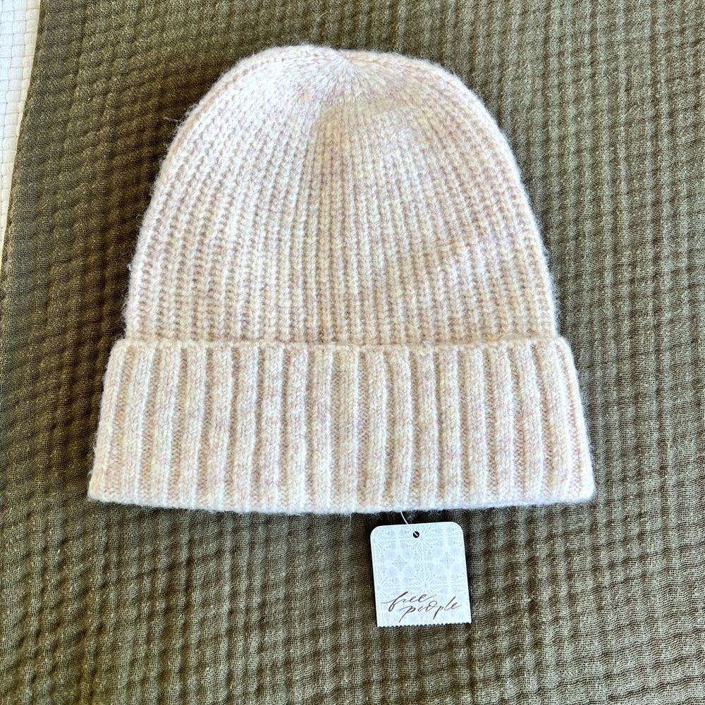 Free People Women’s Winter Hat in Off-White. NWT